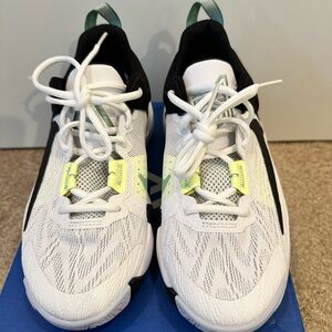 Nike Giannis immortality 2 basketball shoes size 5Y new